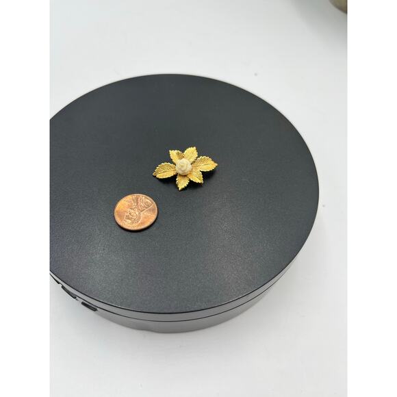 Wells Vintage 14K Gold Filled Rose Flower Leaf Carved Pin Brooch - Picture 2 of 10